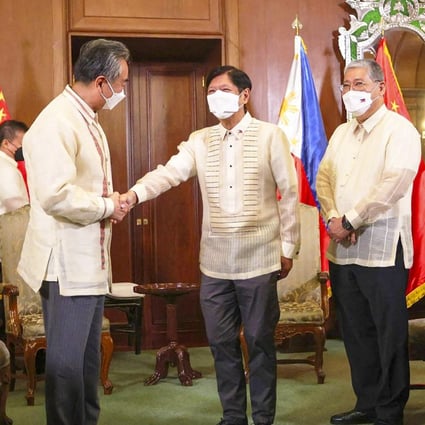 6 Temmuz'da Çin Dışişleri Bakanı Wang Yi, Manila'daki Malacañang Sarayı'nda Filipinler Devlet Başkanı Ferdinand Marcos ile bir araya geldi.  Fotoğraf: AFP Fotoğraf/Filipinler Başkanlık Fotoğrafçılar Bölümü