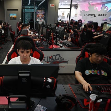 People play computer games at an internet cafe in Beijing on September 10, 2021. In the third batch of new game approvals since the end of an eight-month licensing freeze, industry giants Tencent and NetEase were once again omitted while rivals ByteDance and Bilibili made the cut. Photo: AFP