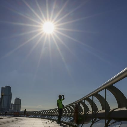 Very hot weather in Hong Kong, viewed from Wan Chai waterfront promenade. 12JUL22 SCMP / Nora Tam