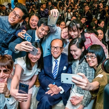 Hong Kong’s richest man Li Ka-shing (centre) poses for selfies. Photo: @lksfoundation/ Instagram