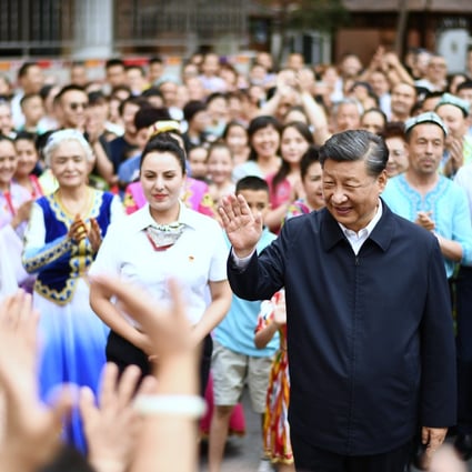Chinese President Xi Jinping waves to people of various ethnic groups while visiting the community of Guyuanxiang in the Tianshan District in the city of Urumqi, capital of northwest China’s Xinjiang Uygur autonomous region, on July 13, 2022.Photo: Xinhua