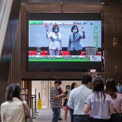 A Hong Kong shopping centre shows a news report of US House Speaker Nancy Pelosi (left) meeting Taiwan President Tsai Ing-wen on Wednesday. Photo: EPA-EFE
