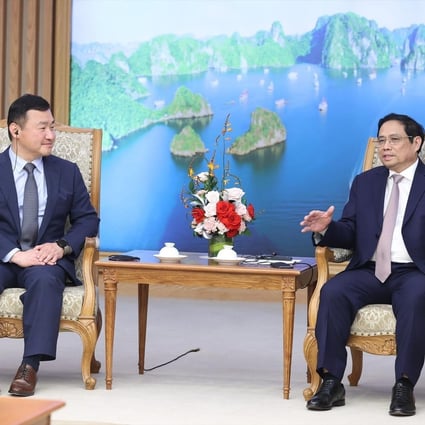 Samsung Electronics president Roh Tae-moon, head of the company’s MX business for mobile devices, (left) met with Vietnamese Prime Minister Phạm Minh Chính on August 5, 2022. Photo: SCMP