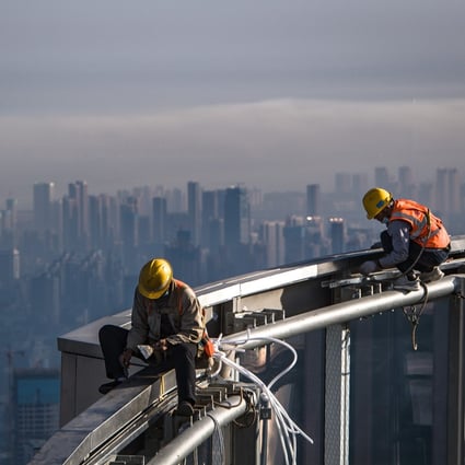Workers put finishing touches on the Greenland Center in Wuhan, in central China’s Hubei Province, on November 16, 2021. Photo: Xinhua