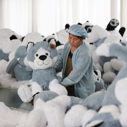 A factory worker in China’s eastern Jiangsu province produces stuffed toys for the export market, July 7, 2022. Photo: AFP