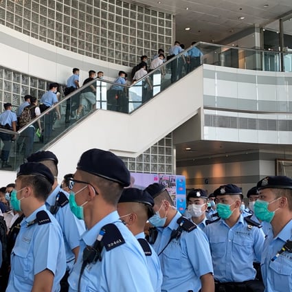 Police raid the offices of the now closed Apple Daily in August 2020. Photo: Online

