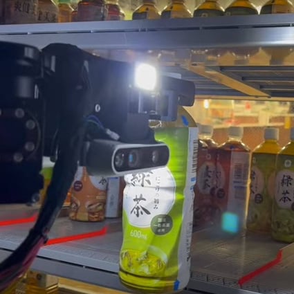 The Telexistence TX SCARA robot at work in a FamilyMart in Japan. Photo: YouTube / Telexistence Inc.