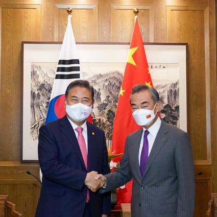 South Korean Foreign Minister Park Jin (left) shakes the hand of his Chinese counterpart Wang Yi in Qingdao, China on Tuesday. Photo: AP