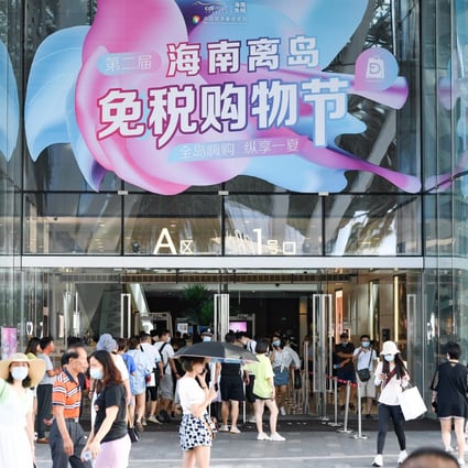 People shop at Sanya International Duty-Free Shopping Complex in the Hainan provincial resort city of Sanya on August 6, 2020. Photo: Xinhua.