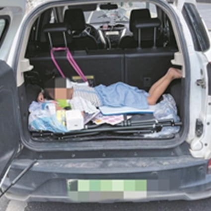 A man in China was mistakenly reported for kidnapping because he allowed his daughter to sleep in the boot while he worked. Photo: Weibo