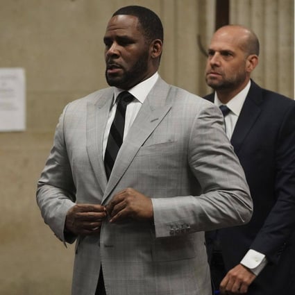 R. Kelly, left, stands in court before Judge Lawrence Flood at Leighton Criminal Court Building in Chicago in Junet 2019. Photo: TNS/File