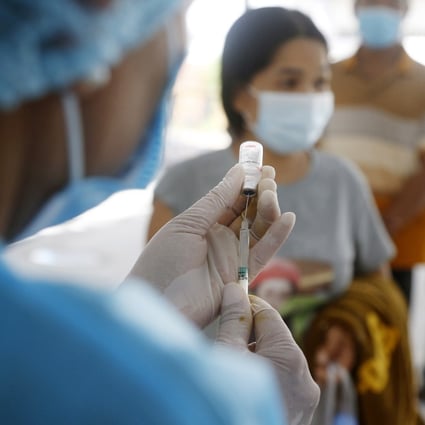 A health worker prepares a vaccine shot in Phnom Penh, Cambodia on June 1, 2021. File photo: Xinhua 