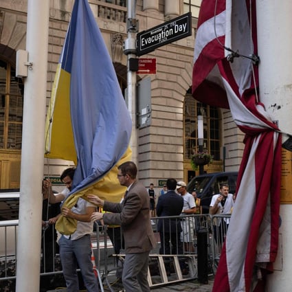 Preparing to raise the Ukrainian flag during a press conference to celebrate Ukraine’s Independence Day in New York. Photo: AFP