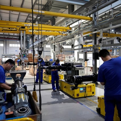 Employees on the Shanghai production line of the German engineering group Voith, which resumed production after the city’s lockdown, during a government-organised media tour on July 21, 2022. Photo: Reuters.