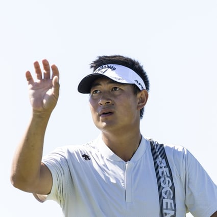 Carl Yuan of China catches a golf ball on the 1st tee during a practice round prior to the Korn Ferry Tour Championship presented by United Leasing and Financing at Victoria National Golf Club on August 31, 2022 in Newburgh, Indiana. Photo: Getty Images