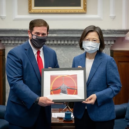 In this photo released by the Taiwan Presidential Office, Arizona Governor Doug Ducey, left, and Taiwan’s President Tsai Ing-wen exchange gifts during a meeting in Taipei, Taiwan on August 26, 2022. Photo: Taiwan Presidential Office via AP