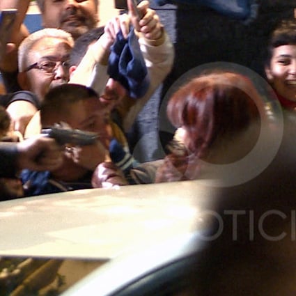 The moment a man pointed a gun at Argentine Vice-President Cristina Fernandez de Kirchner as she arrived to her residence in Buenos Aires. Photo: TV PUBLICA / AFP