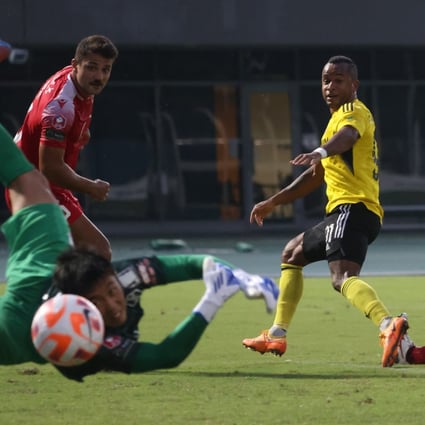 Givanilton Martins Ferreira has a shot for Lee Man (yellow) against Kwoon Chung Southern at Tseung Kwan O. Photo: Dickson Lee