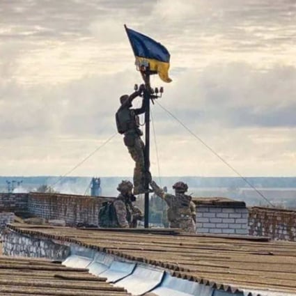 Ukrainian troops raise their nation’s flag on what was said to be a hospital in Vysokopillya, west of the Dnipro River in Kherson oblast. Photo: Kyrylo Tymoshenko 
