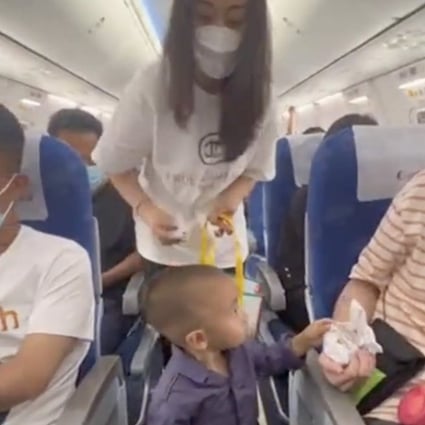 A mother and toddler suprise passengers on a plane in China with gift bags containing a sorry note for any noise the boy might make during the flight. Photo: SCMP composite