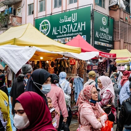 Shoppers in a market in Kuala Lumpur, Malaysia, earlier this year. Analysts think the country will not be hit by recession in the coming months, despite the effects of its biggest trading partner China’s zero-Covid policy. Photo: Bloomberg