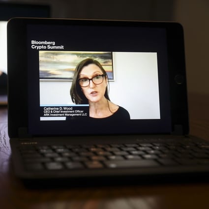 Catherine Wood, chief executive officer of ARK Investment Management LLC, spoke virtually during the Bloomberg Crypto Summit on a laptop computer in Tiskilwa, Illinois on February 25, 2021. Photo: Bloomberg.