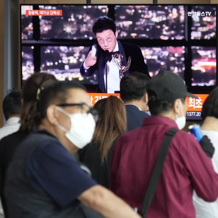 A TV screen shows Squid Game director Hwang Dong-hyuk accepting his Emmy award during a news programme at the Seoul Railway Station in Seoul on September 13. Photo: AP