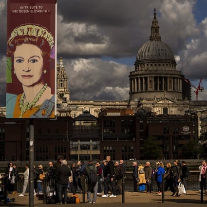 People queue in London on Friday to pay their respects to late Queen Elizabeth II. Her funeral will take place on Monday. Photo: AP