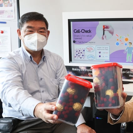 Leung Kwong-sak (left) and Nelson Tang demonstrate the variety of types of cells contained in a blood sample. Photo: K.Y. Cheng.