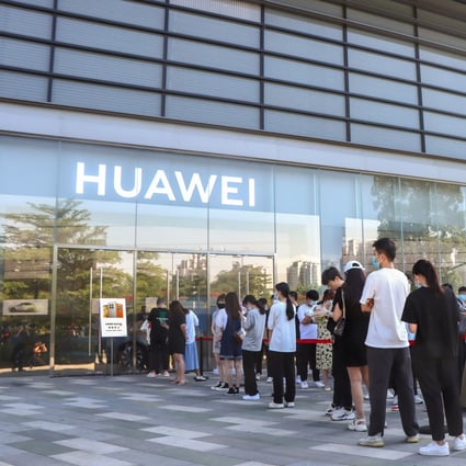Customers queuing to buy Huawei’s new Mate 50-series smartphones in China 22 September, 2022. Photo: Weibo