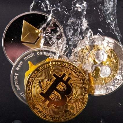 Souvenir tokens representing cryptocurrency networks bitcoin, Ethereum, Dogecoin and Ripple plunge into water in this illustration taken May 17, 2022. Photo: Reuters