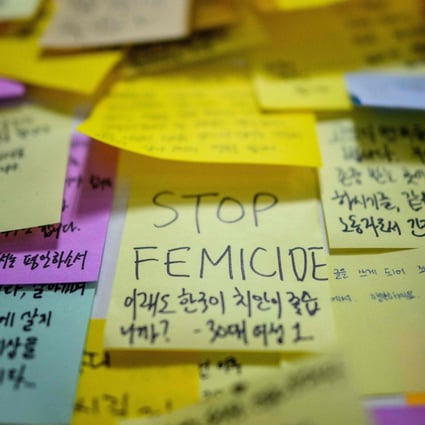 Handwritten notes are displayed near the entrance to the women’s public toilet at Sindang station in Seoul on September 19, 2022, after a male suspect allegedly stabbed his colleague to death. Photo: AFP