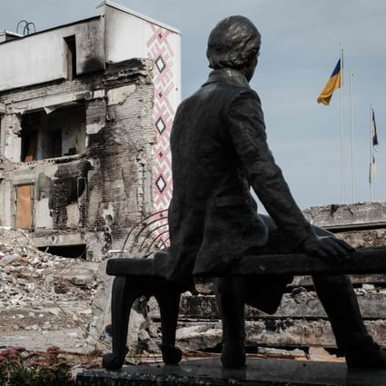 A statue of Ukrainian poet, writer and artist Taras Shevchenko is seen in front of the destroyed Palace of Culture in the retaken city of Derhachi, in the Kharkiv region of Ukraine, on September 20. Photo: AFP