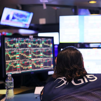 Traders work on the floor of the New York Stock Exchange on September 21, 2022 in New York . Photo: AFP