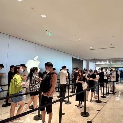 Shoppers lined up outside an Apple store in Shenzhen on the first day of public sales for iPhone 14. Photo: SCCMP/ Iris Deng