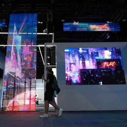People visit the experience hall of metaverse technologies at the Global Digital Economy Conference, July 28, 2022 in Beijing. Photo: Xinhua
