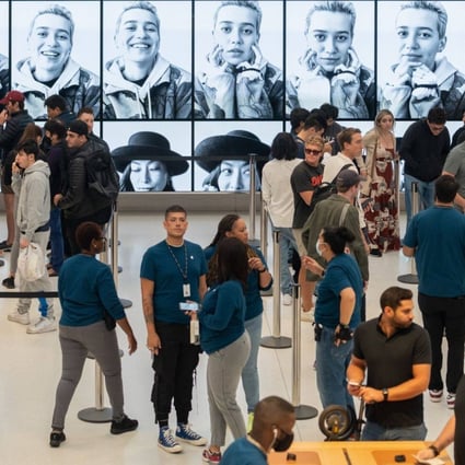 Shoppers at the Apple Fifth Avenue store in New York. The US economy is showing surprising resilience amid strong retail sales and consumer confidence. Photo: Bloomberg