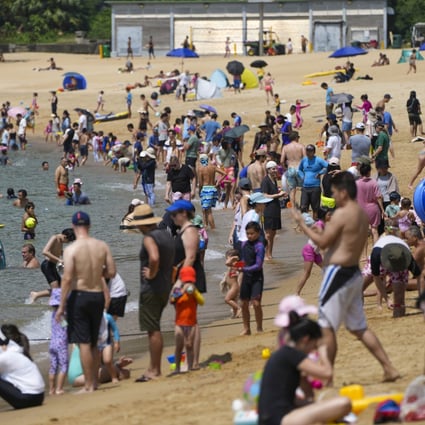 Residents flock to Repulse Bay on Tuesday. Photo: Sam Tsang