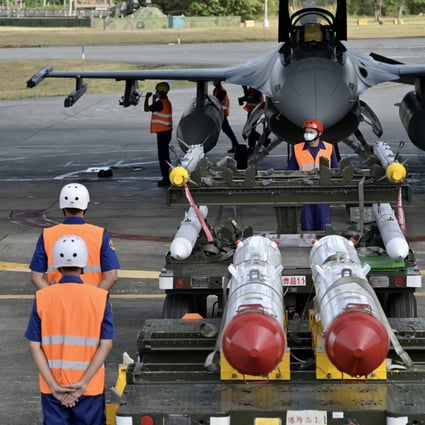 Taiwanese Air Force soldiers prepare to load US-made Harpoon AGM-84 anti-ship missiles in front of an F-16V fighter jet during a drill at Hualien Air Force base on August 17, 2022. Photo: AFP