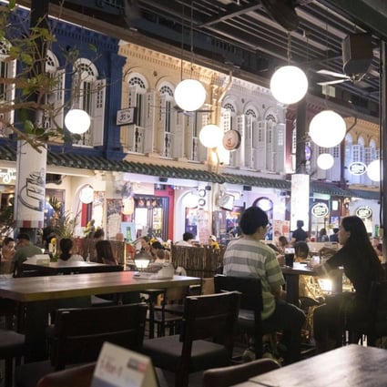 People dine at a restaurant in Singapore. File photo: Bloomberg