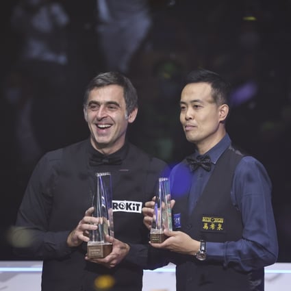 Ronnie O’Sullivan and Marco Fu receive their winner and runner-up trophies respectively after the Hong Kong Masters final. Photo: K.Y. Cheng