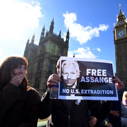 Supporters of Wikileaks founder Julian Assange form a human chain around the British parliament in London, UK on Saturday. Photo: EPA-EFE