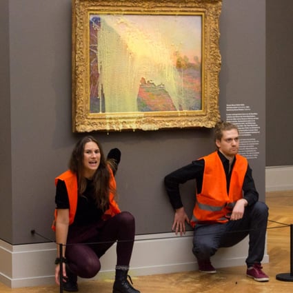 Climate change activists from the “Last Generation” group glue themselves under a painting from Monet’s Haystacks series after throwing mashed potatoes at the artwork in the Barberini museum in Potsdam, Germany, on October 23, 2022. Photo: AFP