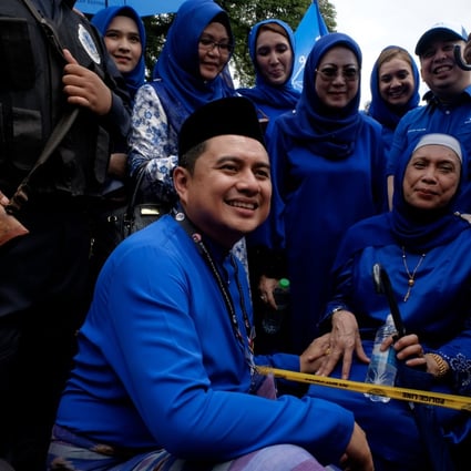 Peramu Jaya candidate Mohd Nizar Najib with supporters during an election rally ahead of the 2022 Malaysian general election. Photo: Bernama/dpa