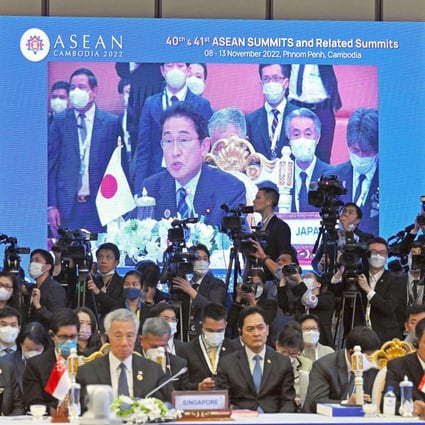 Japonya Başbakanı Fumio Kishida (ekranda gösteriliyor), 12 Kasım 2022'de Kamboçya'nın başkenti Phnom Penh'de Asean artı Çin ve Güney Kore'den mevkidaşlarıyla bir toplantıda konuşuyor.  Bir Japon yetkiliye göre, Kishida ve Asean mevkidaşları da Phnom Penh'de bir araya geldiklerinde işbirlikçi bağlarını derinleştirme sözü verdiler.  Fotoğraf: “Kyodo”