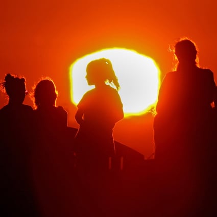 A blazing sun silhouettes visitors to Signal Hill in Los Angeles on a hot day, as a brutal heat wave hit Southern California in September 2022. Photo: Los Angeles Times/TNS