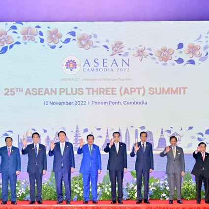 Chinese Premier Li Keqiang poses for a group photo with leaders attending the ASEAN, China, Japan and South Korea (ASEAN Plus Three or APT) Summit in Phnom Penh, Cambodia. Photo: Xinhua