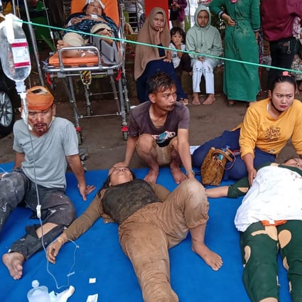 People injured during an earthquake receive medical treatment in a hospital parking lot in Cianjur, West Java, Indonesia. Photo: AP 