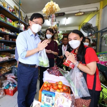 Hong Kong Chief Executive John Lee Ka-chiu at a grocery store in Thailand during the Apec trip. Photo: Handout