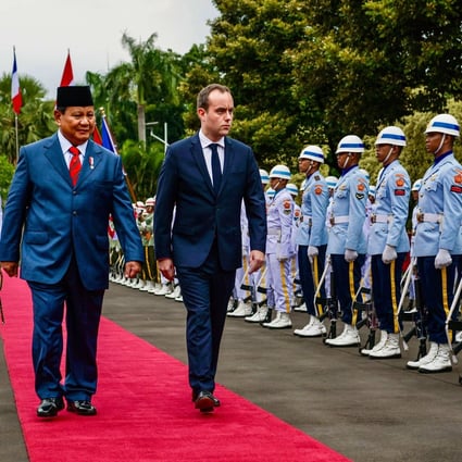 Indonesian Defence Minister Prabowo Subianto and his French counterpart Sebastien Lecornu inspect the honorary guard in Jakarta, on November 25, 2022. Photo: AFP